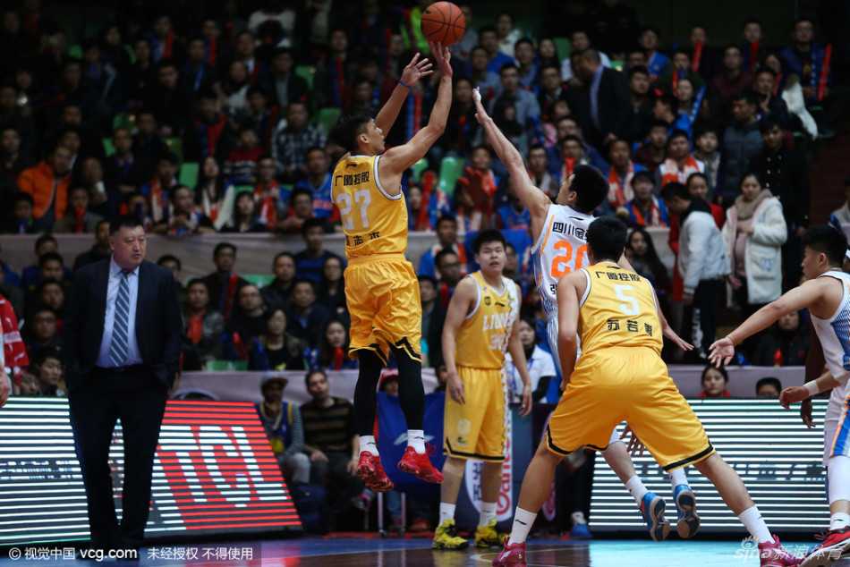 哈达迪统治禁区却遭广厦群狼围剿 经典一战见证铁血防守 四川队外援邓特蒙在进攻端展现出强烈的攻击欲望,他持球强行突破到篮下,面对广厦队的重重包围,用一记势大力沉的单臂暴扣震撼全场。