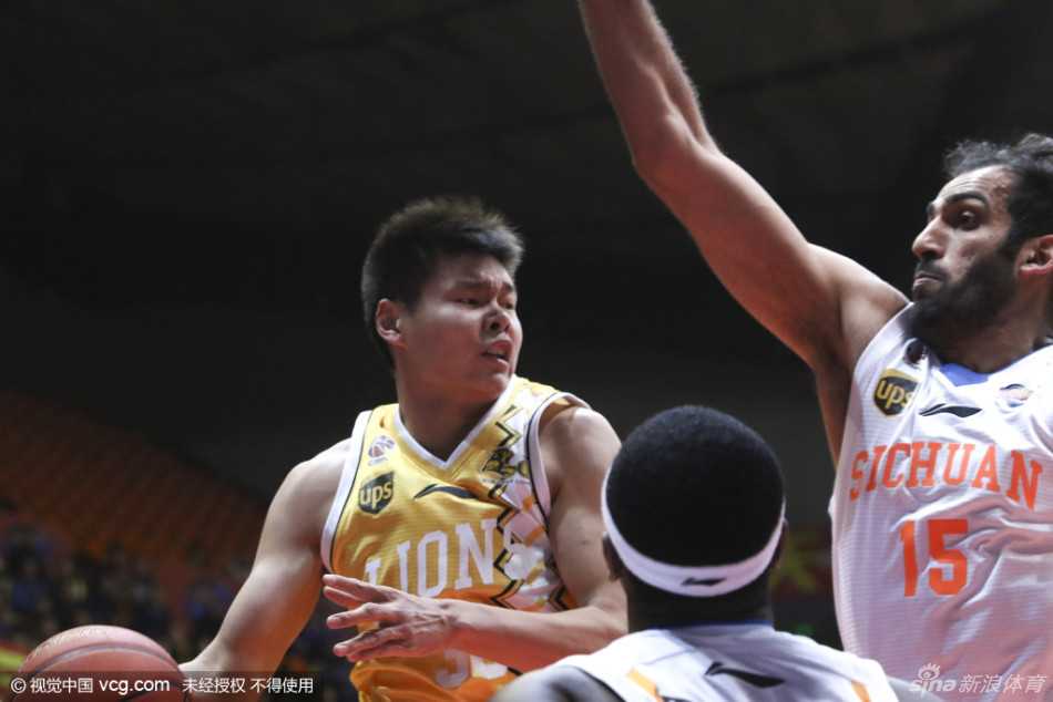 哈达迪统治禁区却遭广厦群狼围剿 经典一战见证铁血防守 伊朗中锋哈达迪在广厦队的内线群中高高跃起,他伸出两条长臂,试图在霍尔曼与王征的头顶摘下篮板,这充满了力量感的画面正是禁区统治力的写照。