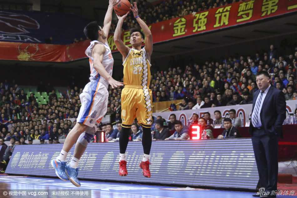 哈达迪统治禁区却遭广厦群狼围剿 经典一战见证铁血防守 广厦队外援霍尔曼如巨塔般耸立,用自己宽厚的胸膛和长臂组成禁飞区,面对哈达迪的强攻,他眼神坚毅,试图用一记惊天封盖来瓦解对方的进攻。