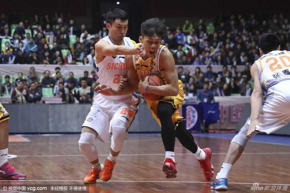 哈达迪统治禁区却遭广厦群狼围剿 经典一战见证铁血防守 广厦后卫赵大鹏像一颗出膛的炮弹,风驰电掣般杀入四川队拥挤的内线,他在空中身体完全舒展,无视地板上倒地的防守球员,眼里只有高高篮筐。