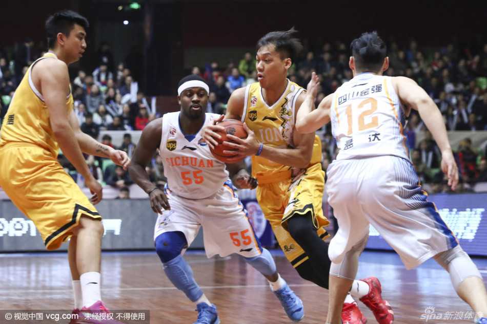 哈达迪统治禁区却遭广厦群狼围剿 经典一战见证铁血防守 四川队球员王汝恒为了争夺失控的篮球,整个人不顾一切地鱼跃飞出,身体与冰冷的地板激烈摩擦,他眼神专注,只为能将球权留在本方手中。