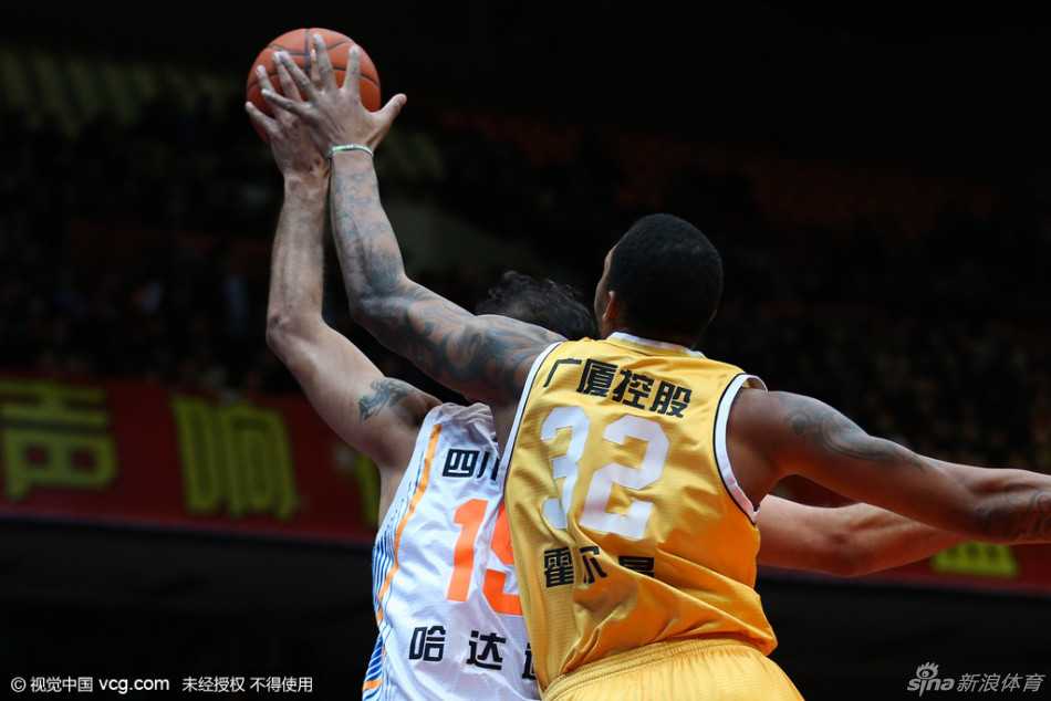 哈达迪统治禁区却遭广厦群狼围剿 经典一战见证铁血防守 场边的广厦主帅李春江情绪激动,他一手叉腰,另一只手不停地指向场内,眉头紧锁,正在大声地向裁判表达着自己对于这次判罚的不同看法。