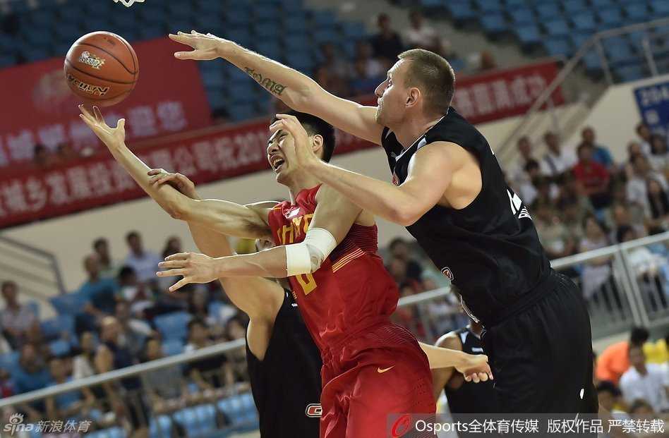 吴庆龙在场边双手抱胸冷静观察比赛，他的眼神深邃而坚定，仿佛早已将场上风云尽收眼底