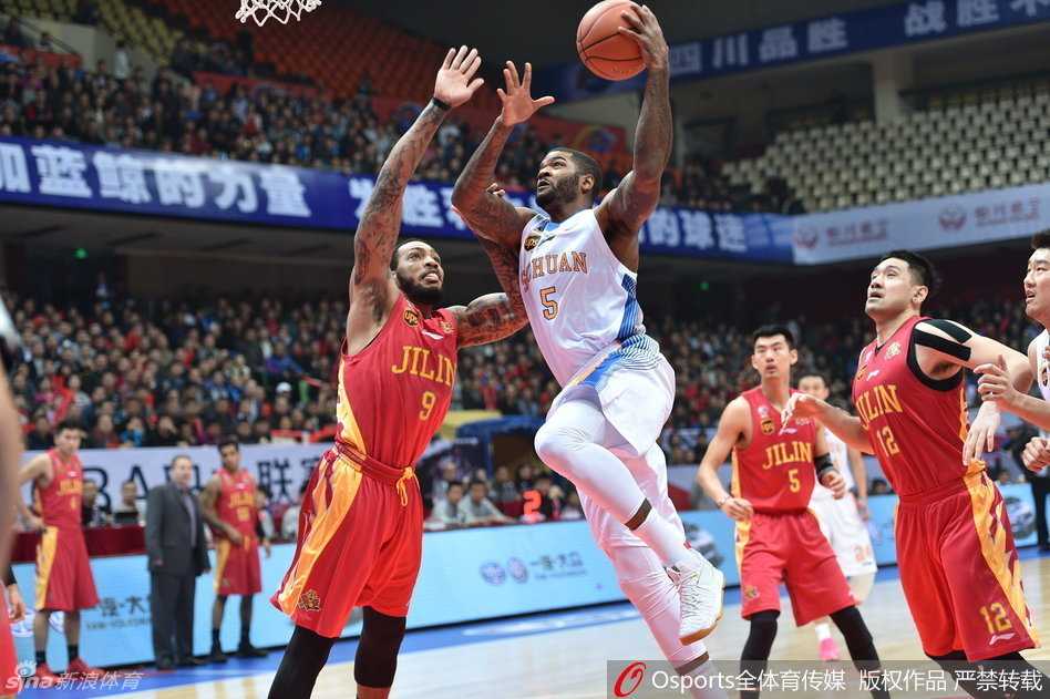 四川品胜主场大胜吉林 哈达迪内线称雄邓华德暴怒离场 四川外援约什史密斯高高跃起,在空中舒展身体完成单手劈扣,鹰王降临的气势让整个球馆为之沸腾。