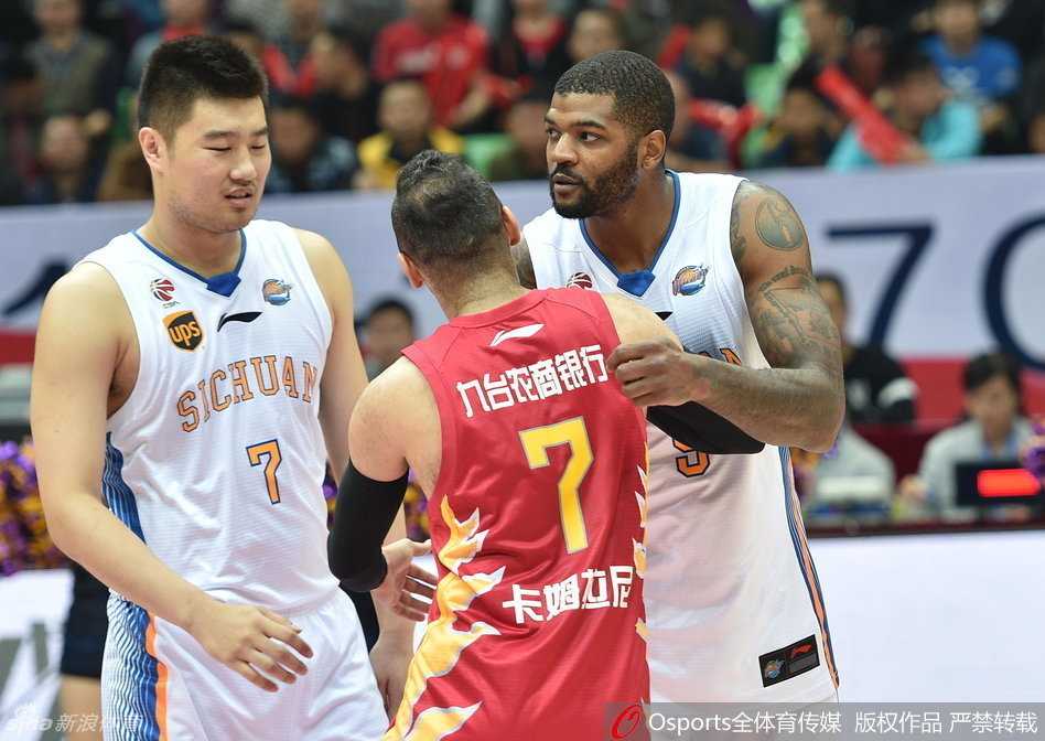 四川品胜主场大胜吉林 哈达迪内线称雄邓华德暴怒离场 赛场瞬间凝固,哈达迪与吉林托马斯篮下激烈卡位,两人肌肉紧绷、互不相让,力量与意志的较量一触即发。