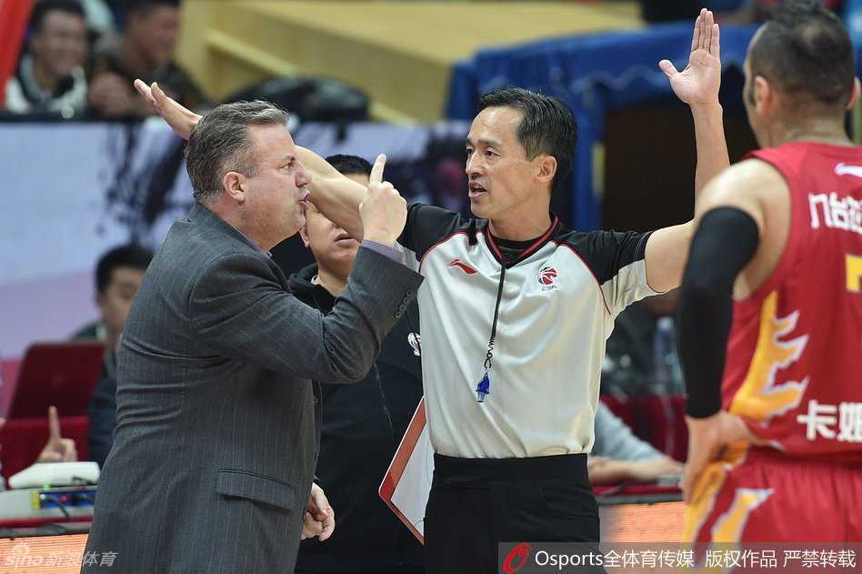 四川品胜主场大胜吉林 哈达迪内线称雄邓华德暴怒离场 邓华德在被裁判驱逐后,情绪失控地脱下西装,在赛场边留下一抹落寞而愤怒的背影,留下吉林队员一脸茫然。