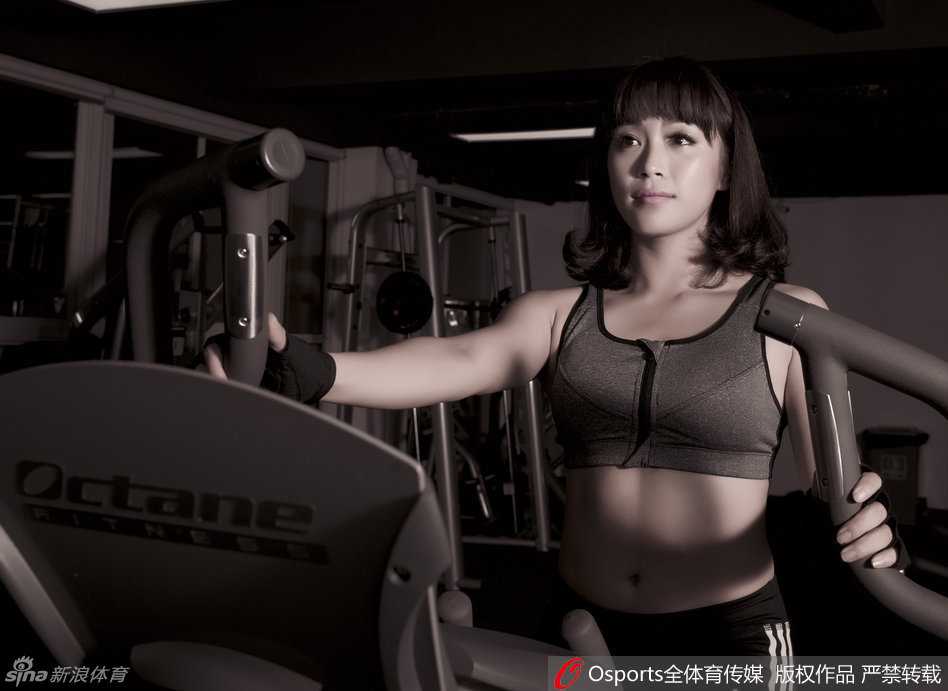 两位宝贝背靠背站立，一个俏皮地比出胜利手势，一个自信地撩动长发，仿佛在告诉所有人，今晚的胜利必将属于四川男篮。