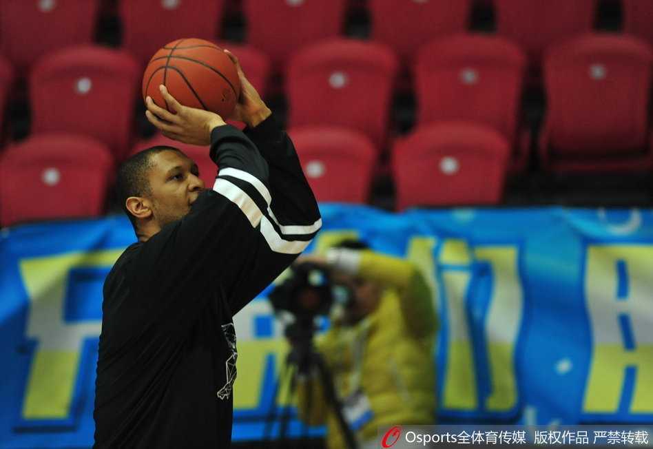 四年三冠王朝的绝地反击:京城荣耀誓要杀回主场 伤愈复出的孙悦在三分线外果断出手,尽管肘部的护具还未摘下,但投篮动作依旧舒展飘逸,仿佛在向外界宣告‘大圣归来’。