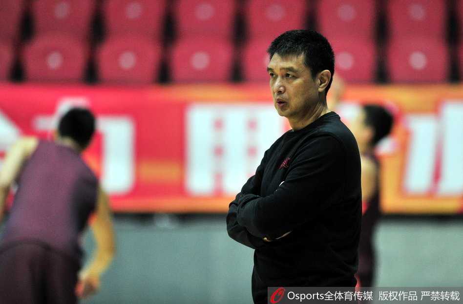 四年三冠王朝的绝地反击:京城荣耀誓要杀回主场 闵鹿蕾指导神情严肃地向孙悦面授机宜,眼神中满是信任与期许,而孙悦则像一个渴望战斗的战士,认真聆听着每一次战术部署。