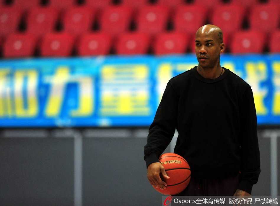 四年三冠王朝的绝地反击:京城荣耀誓要杀回主场 老将张庆鹏在训练结束后依然加练投篮,坚毅的背影与娴熟的控球节奏相得益彰,诠释了何为‘家有一老,如有一宝’的定海神针作用。