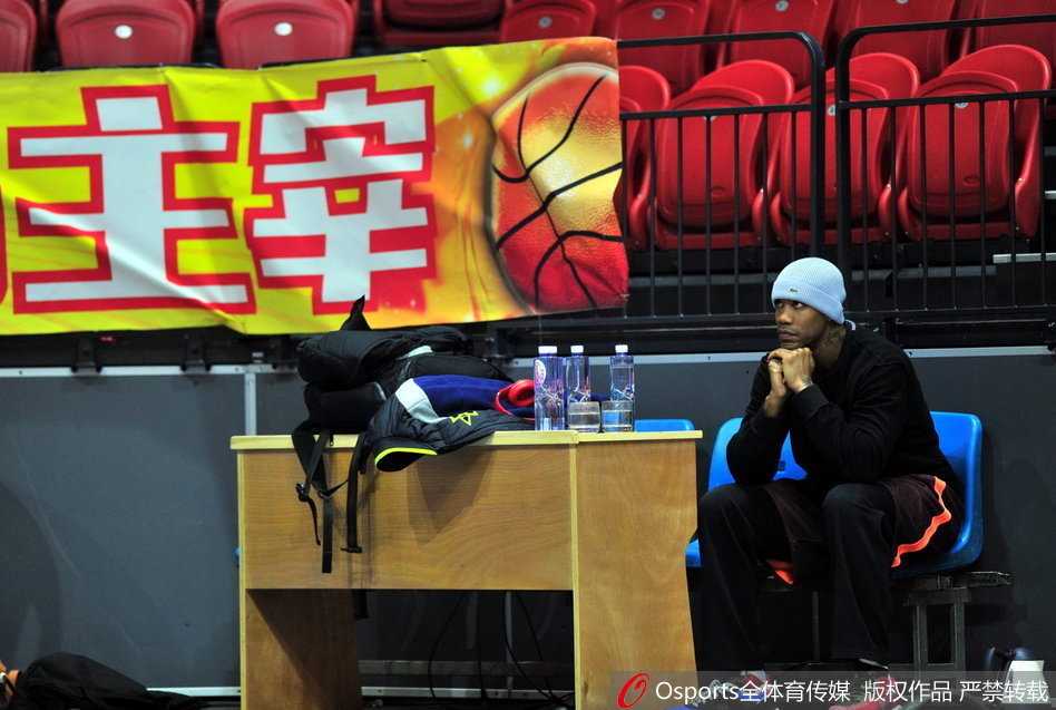 四年三冠王朝的绝地反击:京城荣耀誓要杀回主场 主教练闵鹿蕾双手抱在胸前,眉头紧锁,目光如炬地盯着球场上的每一次攻防,此刻他的脑海里正高速运转着下一场变阵的千头万绪。