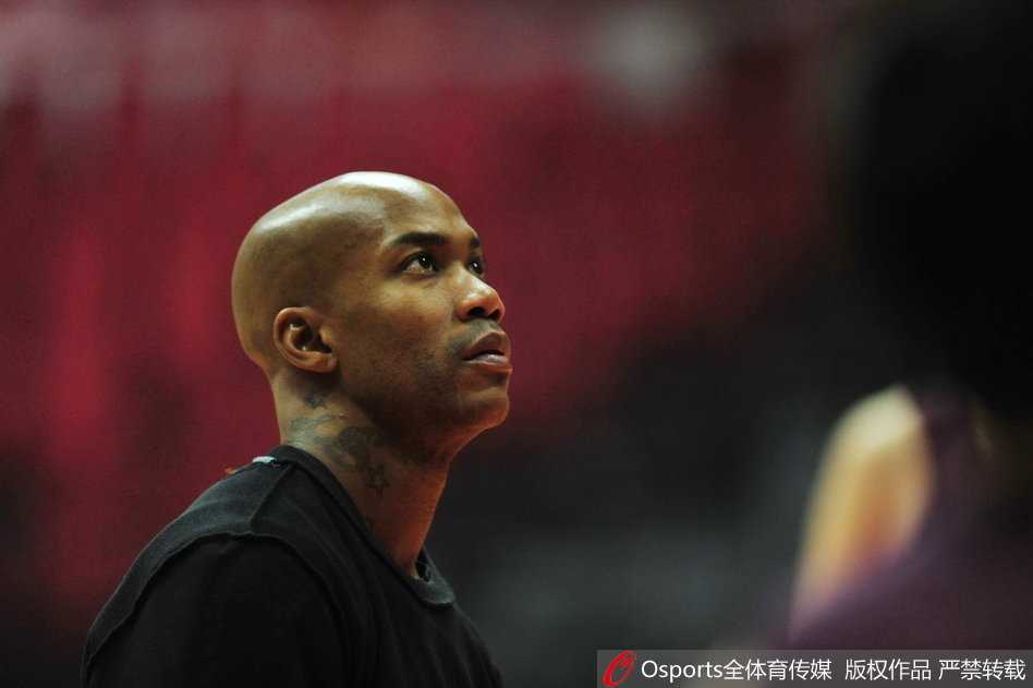 四年三冠王朝的绝地反击:京城荣耀誓要杀回主场 兰多夫·莫里斯在训练中专注地练习着低位转身跳投,吐出的舌头透露出他全神贯注下的紧张感,每一滴汗水都承载着扛起首钢内线重任的决心。