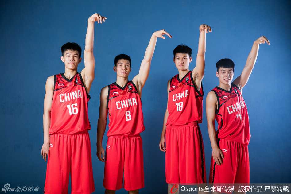 比赛结束后，队员们相互搀扶致意，虽败犹荣，汗水浸湿的球衣见证着他们的成长。