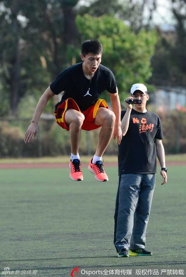 宫鲁鸣指导双手抱胸，目光如炬地观察着场上球员的跑动，他的沉稳与睿智，宛如定海神针般给予全队信心。