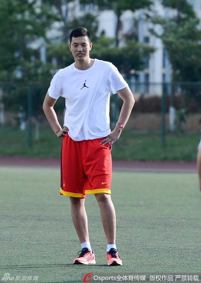 核心球员翟晓川在训练间隙与主教练宫鲁鸣聚精会神地交流，眼神中透露出对战术布置的渴望与思索。