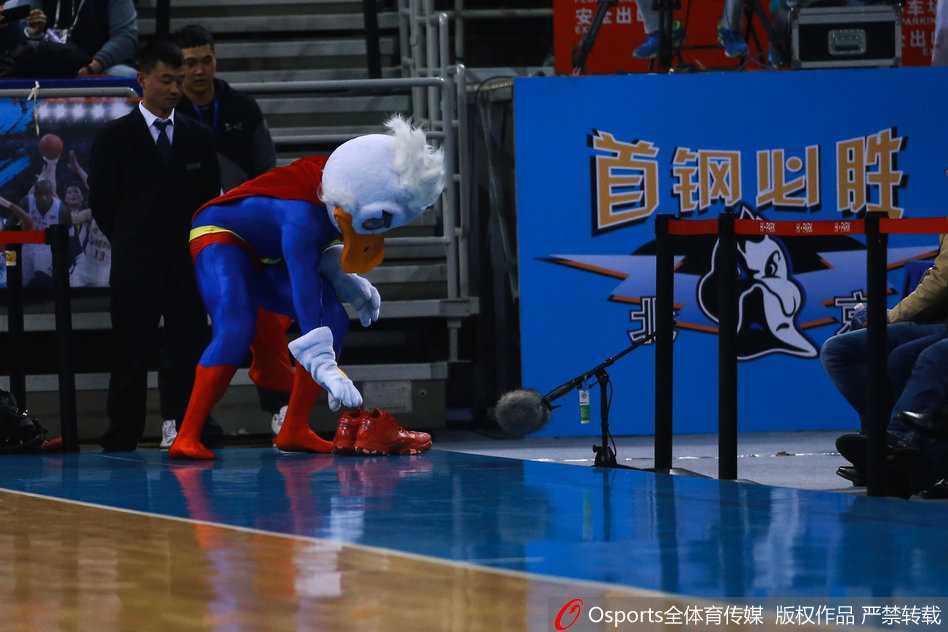 看台上的观众纷纷掏出手机记录这历史性的一刻，大家脸上带着惊喜的笑容，仿佛在说