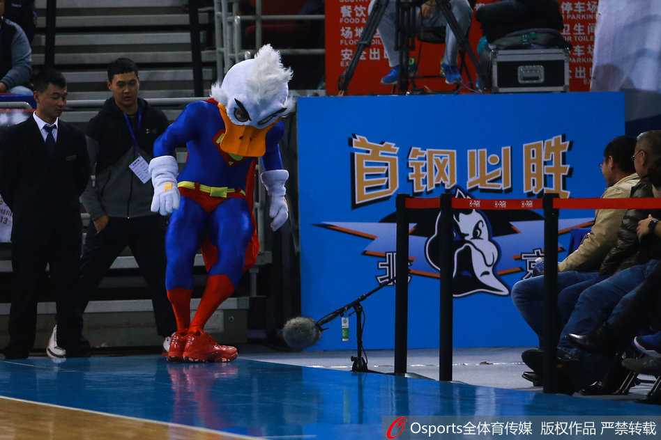 只见霹雳鸭将脱下的鞋子随意丢在木地板上，自己则双手一摊，摆出一副