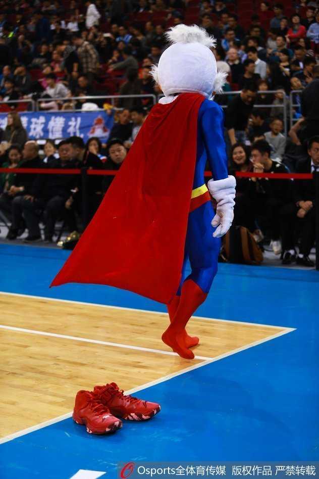 离场后的霹雳鸭在通道里依然不忘搞怪，双手插兜、摇摇摆摆地走着鸭子步，仿佛在说