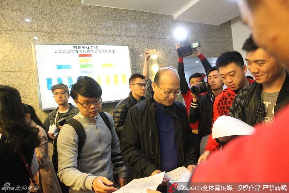 回首CBA总决赛的场外风波:张雄详解对川辽冲突的处罚决定 张雄在会议间隙接受采访,身后背景是总决赛的备战氛围,他的表情透露出处理此次棘手事件的复杂心情。