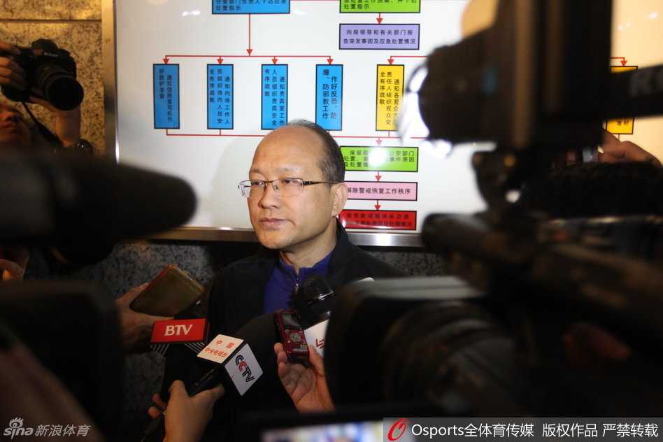 回首CBA总决赛的场外风波:张雄详解对川辽冲突的处罚决定 张雄在采访中举起手强调篮协的处理原则,表示处罚决定严格依据联赛手册和安保责任认定,态度坚决。