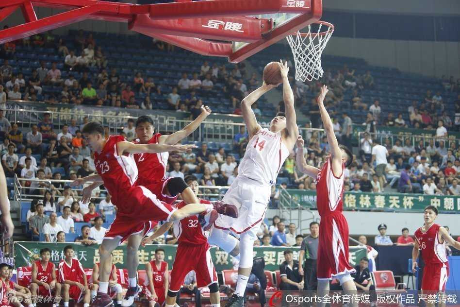 国奥双塔禁区肆虐,朝鲜长城轰然倒塌——福州热身赛全景纪实 面对朝鲜队员的严密防守,陶汉林如同一座移动的高塔,在禁区深处强硬卡位,高举双臂向队友示意,眼神中充满了对篮板的渴望。