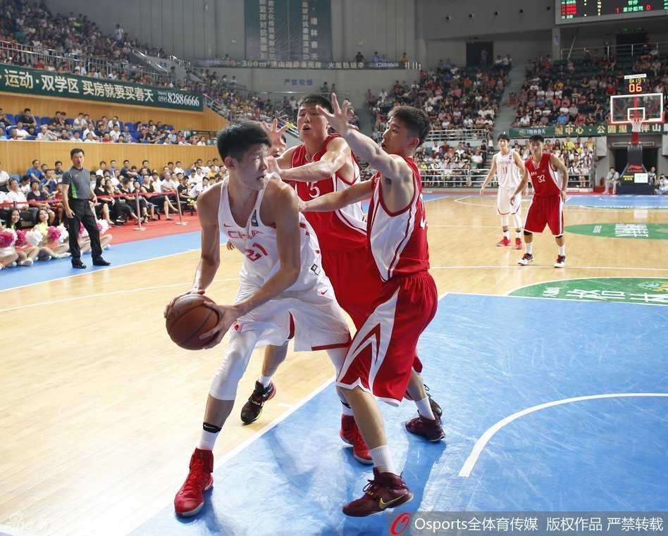 国奥双塔禁区肆虐,朝鲜长城轰然倒塌——福州热身赛全景纪实 刘志轩寸步不离地跟防着朝鲜队的核心后卫,他张开双臂,像一道铁闸一样拦截在对手的前进路线上,眼神中透露出必胜的决心。