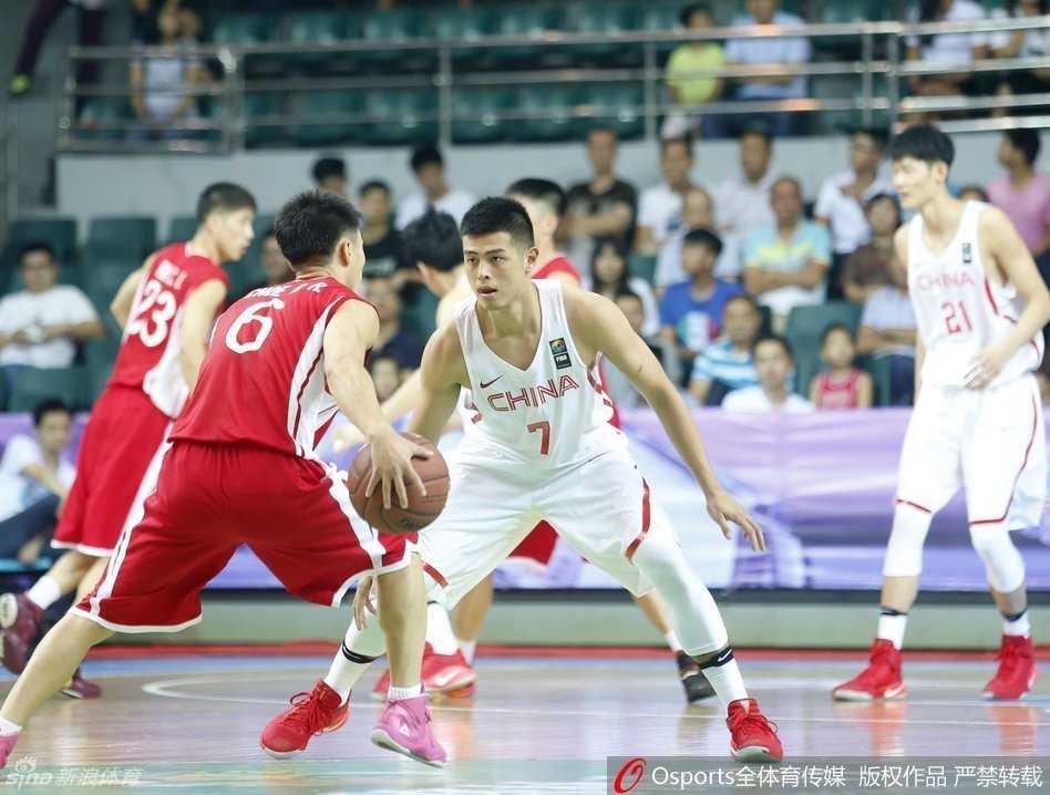 国奥双塔禁区肆虐,朝鲜长城轰然倒塌——福州热身赛全景纪实 胡金秋在篮下遭遇三人包夹,他高高跃起,手臂在空中划过一道弧线,试图将球传给外线无人看管的队友,年轻的脸上写满了对胜利的支援与渴望。