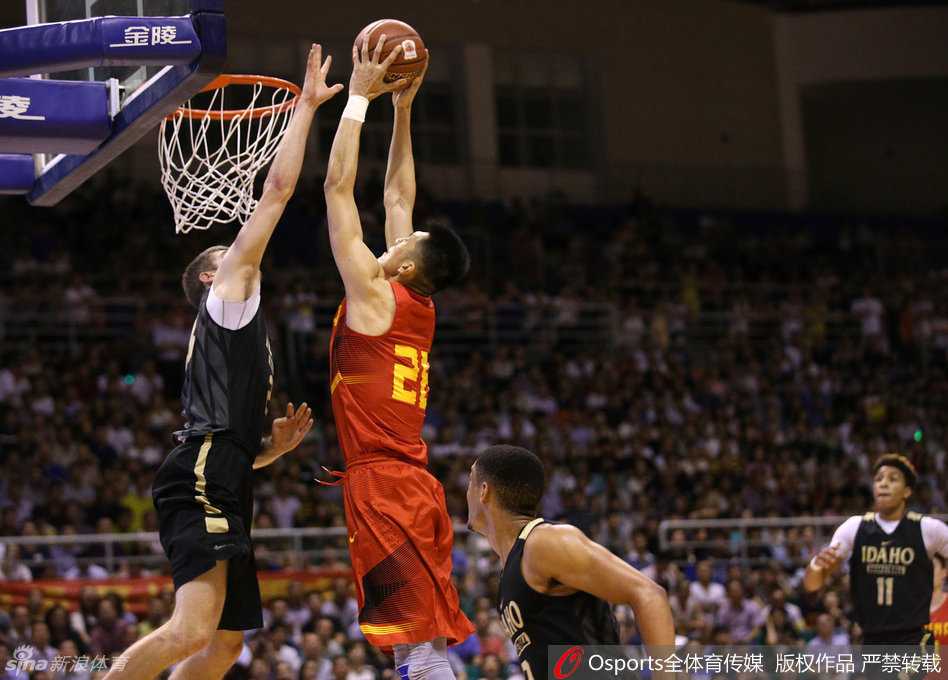 灵动的舞者胡金秋，在罚球线附近觅得良机，果断跳投出手，篮球划过一道完美弧线穿心而过，用最朴实无华的方式摧毁对手的联防体系。