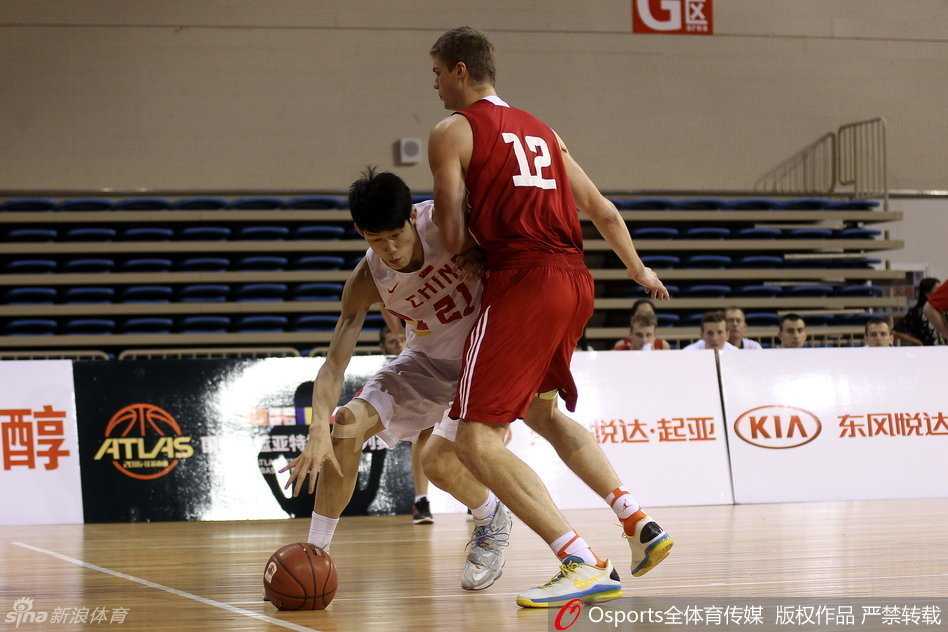 左朕年宛如一尊高射炮台，在三分线外从容架起炮筒，无视眼前纷扰，篮球承载着反超的希望飞向远方。