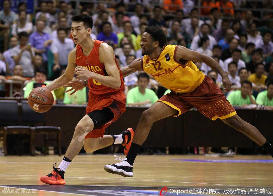 国奥男篮夏训纪实:汗水中打磨技艺,传承中凝聚力量 廉明在内线接球后背身单打,他利用身体优势顶住防守,寻找转身投篮的空间。