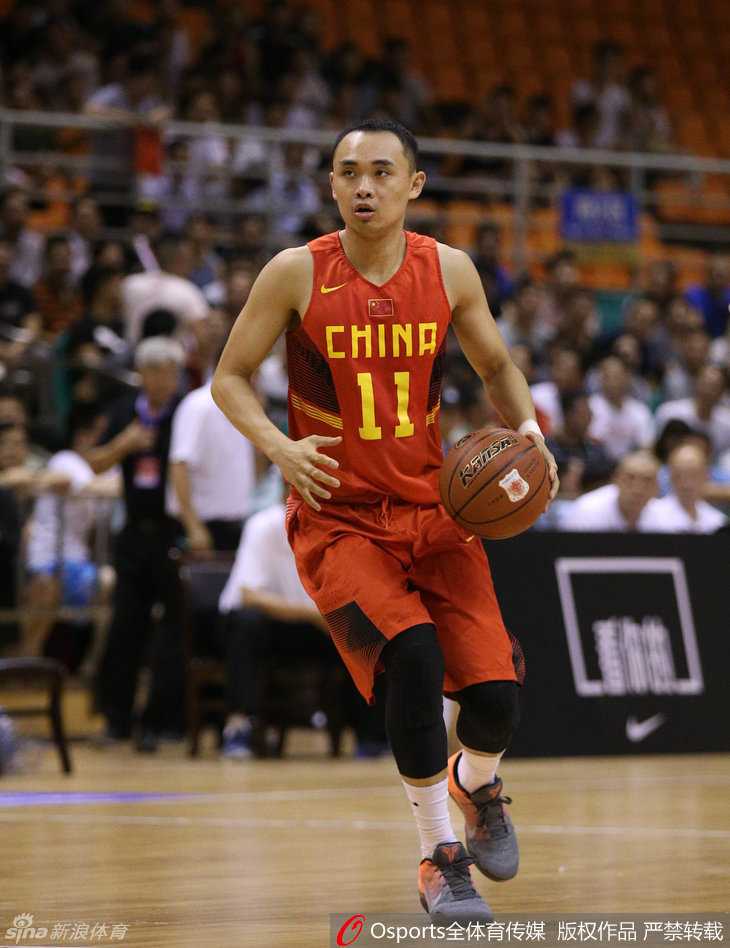 国奥男篮夏训纪实:汗水中打磨技艺,传承中凝聚力量 训练馆内,胡金秋在内线卡住位置,接到传球后毫不犹豫地转身跳投,眼神专注地盯着篮筐,整个动作一气呵成。