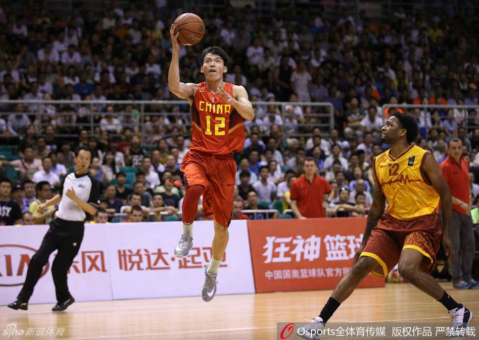 国奥男篮夏训纪实:汗水中打磨技艺,传承中凝聚力量 训练最后时刻,一名球员奋力跃起,用指尖干扰了对手的出手,完成了一次精彩的跳起封盖,场边的队友纷纷注目。