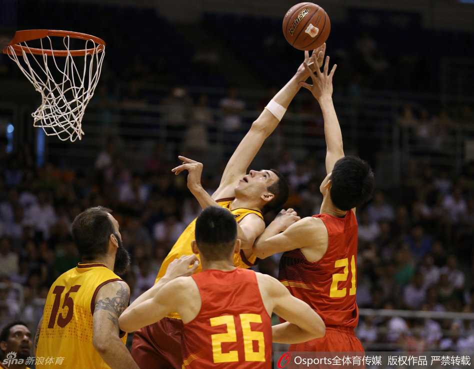 国奥男篮夏训纪实:汗水中打磨技艺,传承中凝聚力量 杨林祎在场上暂时没有参与进攻,他放低重心,双手张开,眼睛紧紧盯着持球人和场上局势,正在冷静地观察和判断。