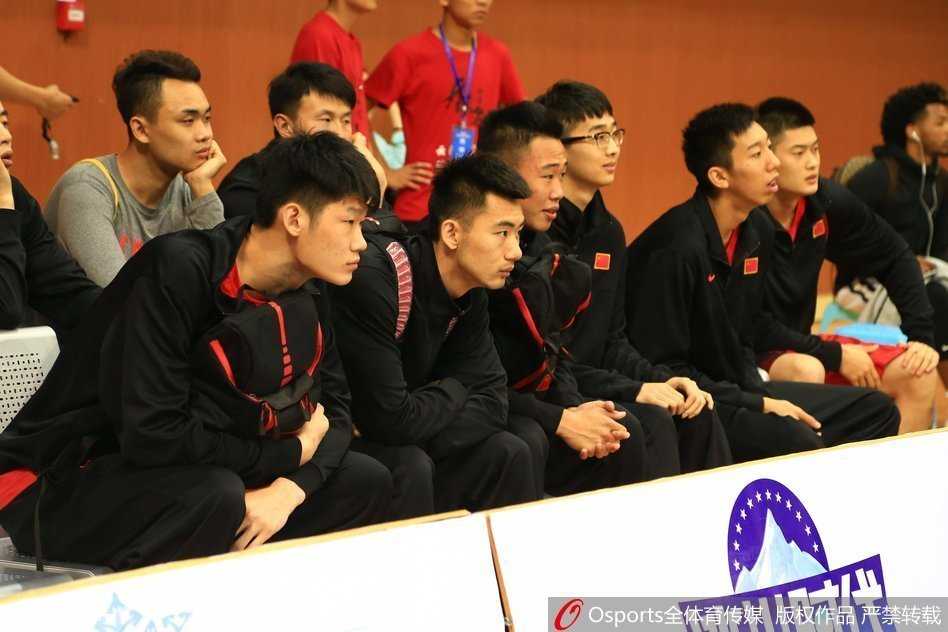 赵大鹏在快攻中舒展身体完成单手抛投，篮球在空中划出一道彩虹般的弧线。