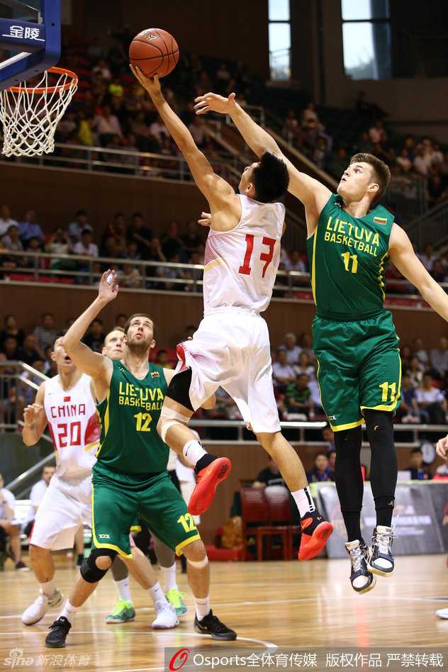 国奥男篮激战立陶宛,赵大鹏扛起进攻大旗 比赛开始前,国奥队员们神情专注地进行拉伸和投篮练习,为即将到来的恶战做足准备。