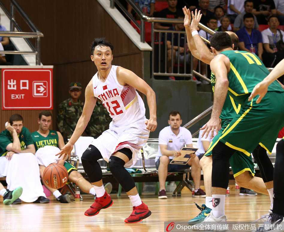 国奥男篮激战立陶宛,赵大鹏扛起进攻大旗 赵大鹏面对防守球员,利用强壮的身体强行切入篮下,展现出势在必得的气势。