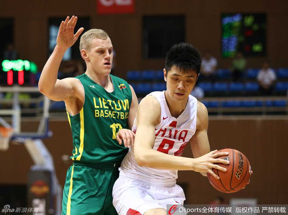 国奥男篮激战立陶宛,赵大鹏扛起进攻大旗 胡金秋在立陶宛高大内线的严防下,依然果断转身投篮,展现出扎实的篮下技术。