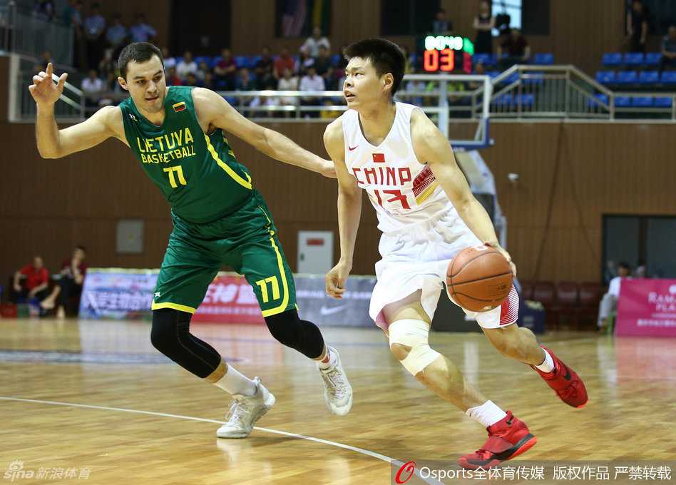 国奥男篮激战立陶宛,赵大鹏扛起进攻大旗 王汝恒运球观察后,果断干拔跳投,篮球在空中划过一道优美的弧线直奔篮筐。