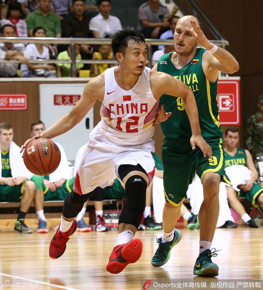 国奥男篮激战立陶宛,赵大鹏扛起进攻大旗 赵大鹏在身体对抗中失去平衡,但依然努力将球抛向篮筐,展现了顽强的终结能力。