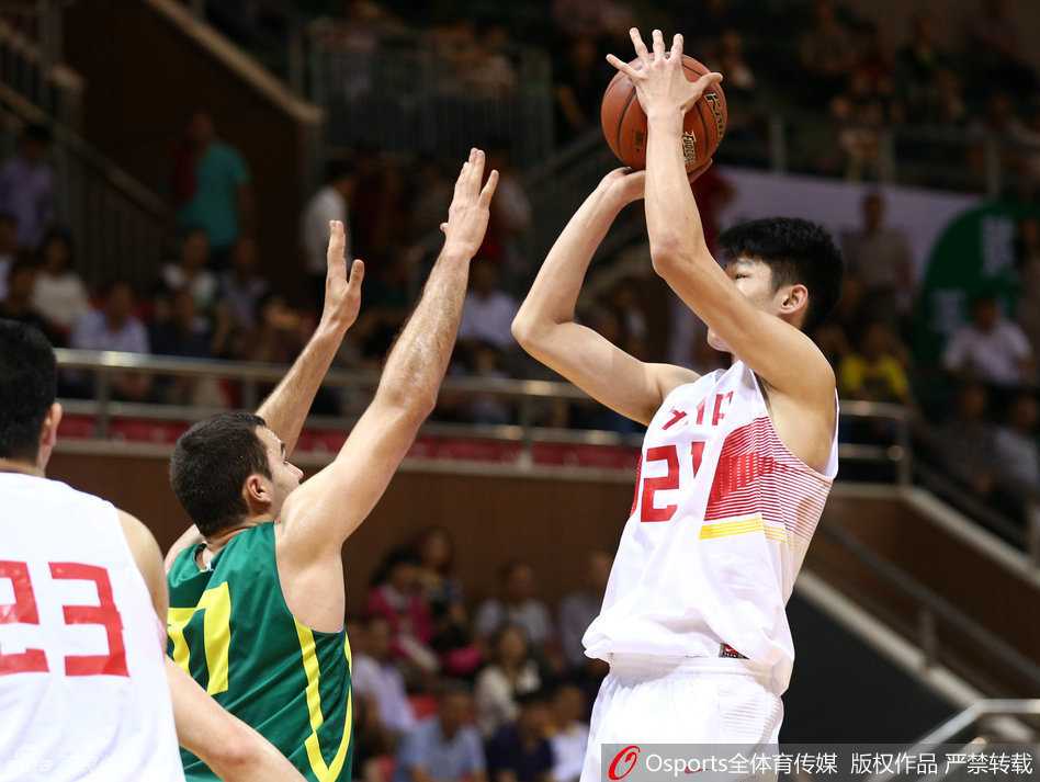 国奥男篮激战立陶宛,赵大鹏扛起进攻大旗 沈梓捷高高跃起,在空中与对手发生激烈身体对抗后,依然稳稳将球放入篮筐,打成精彩进球。