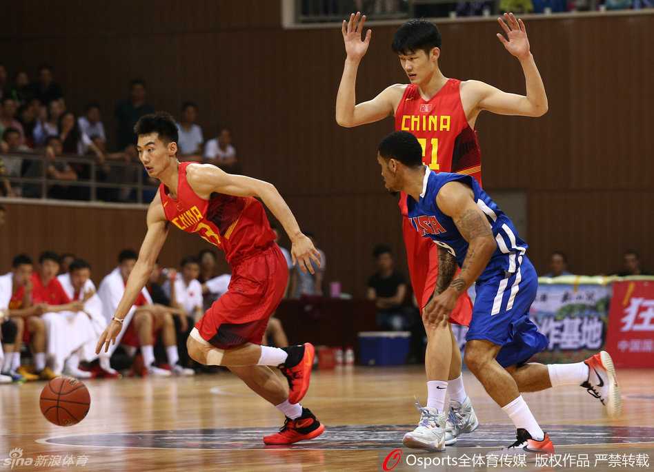 崔晋铭张开双臂，重心压低，眼神专注地死死盯住对手，用坚韧的防守封堵住对方的突破路线。