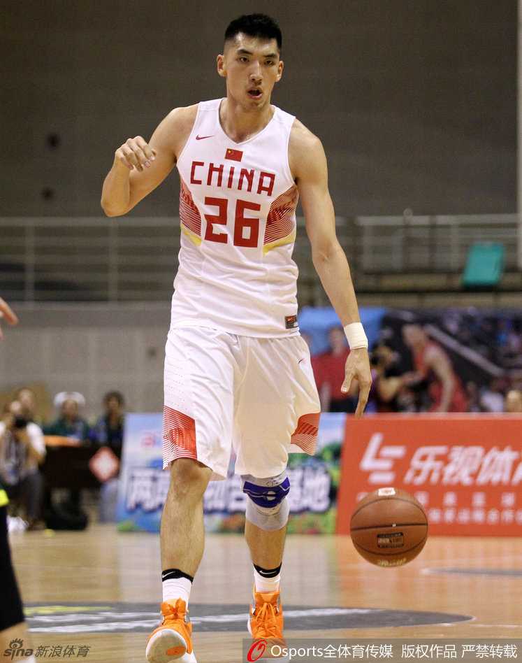 国奥男篮盛夏激燃:胡金秋内线擎天,吴前穿针引线 陶汉林在肌肉丛林中强行起篮,全身肌肉紧绷,如同一辆重型坦克碾压向对方的禁区防线。