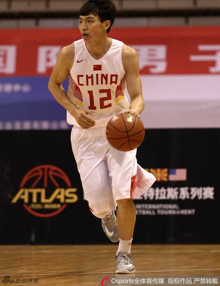 国奥男篮盛夏激燃:胡金秋内线擎天,吴前穿针引线 胡金秋在对方内线长臂丛中高高跃起,单手将球稳稳托向篮筐,眼神里满是坚定。