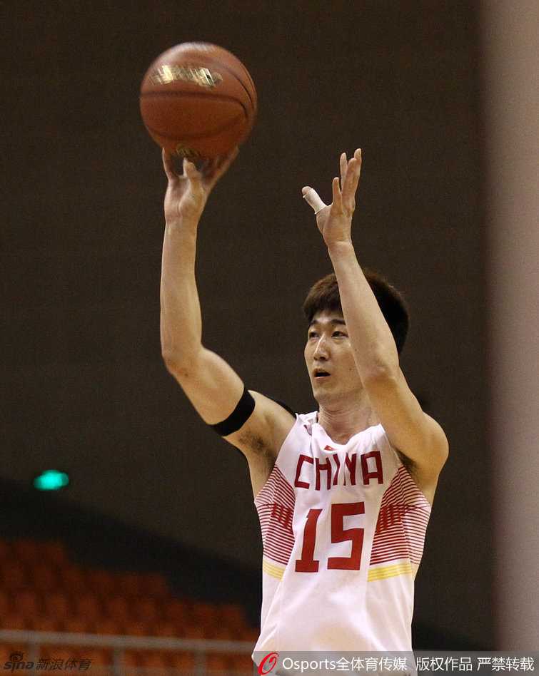 国奥男篮盛夏激燃:胡金秋内线擎天,吴前穿针引线 刘志轩出手瞬间手腕柔和拨球,篮球在空中划出完美弧线,他紧盯着球的视线仿佛能穿透篮网。