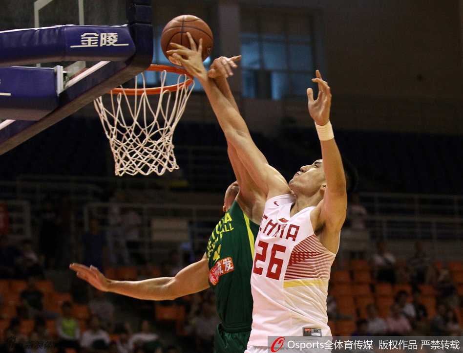 国奥男篮盛夏激燃:胡金秋内线擎天,吴前穿针引线 左朕年与对方球员同时起跳,手臂交缠在一起,篮球在指尖被点起,拼抢的激烈程度让人窒息。