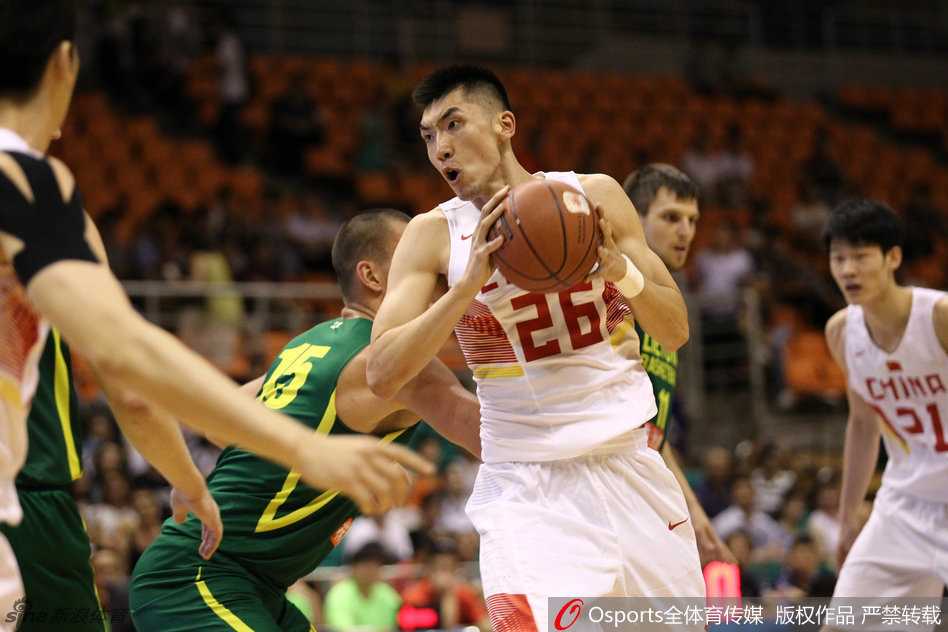 国奥男篮盛夏激燃:胡金秋内线擎天,吴前穿针引线 胡金秋接球后轻盈挑篮,长臂充分舒展,指尖轻轻拨球,动作飘逸得仿佛不受地心引力束缚。