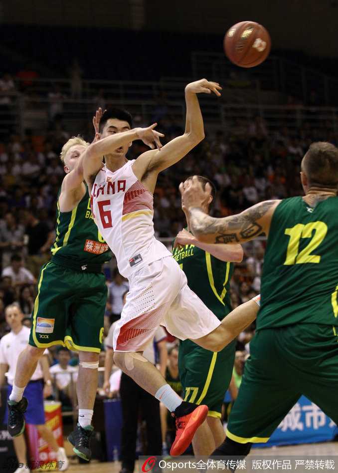 国奥男篮盛夏激燃:胡金秋内线擎天,吴前穿针引线 吴前运球快速推进,眼神余光扫视队友位置,对手拼命伸手干扰却始终无法断下皮球。