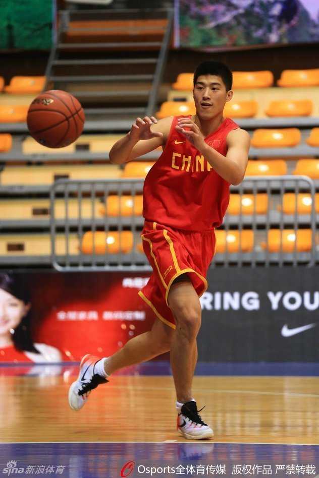 鞠明欣在训练中压低重心，双手准备接球，眼神专注地盯着来球方向，随时准备上演电光火石般的突破。