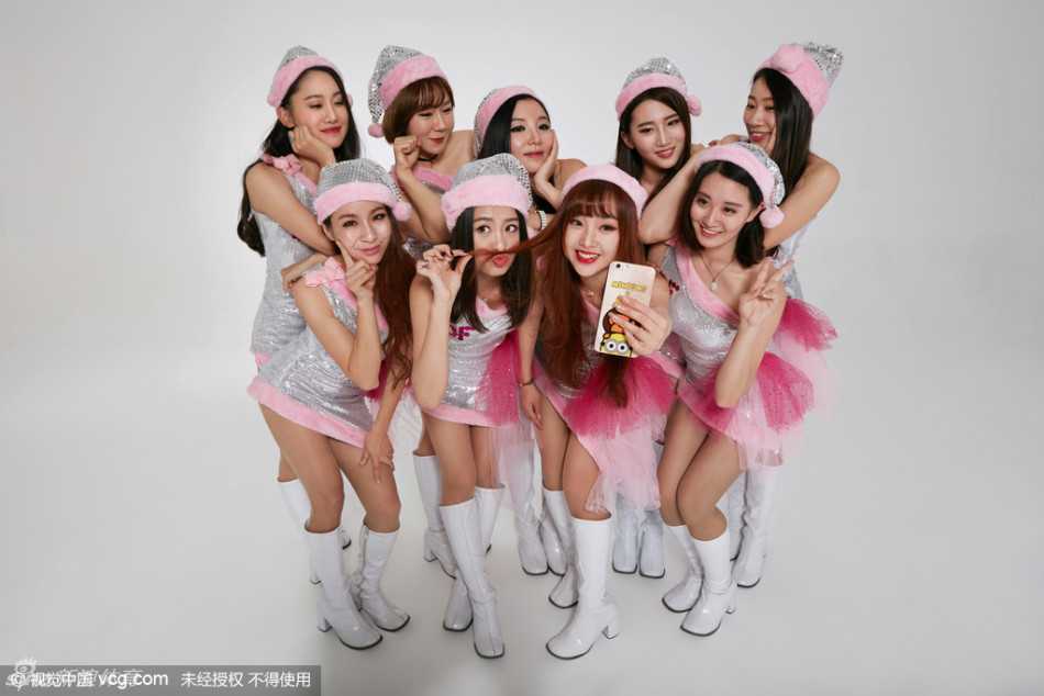 特写镜头下，女孩精致的五官和甜美的微笑被定格，背景虚化的圣诞灯光仿佛为她戴上了一顶梦幻的光环。