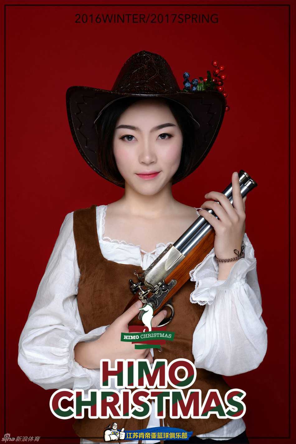 圣诞夜的篮下精灵:江苏肯帝亚啦啦队的温情与坚守 两位啦啦队员在赛场边亲密依偎,身后是朦胧的看台灯光,展现出姐妹团之间的深厚情谊